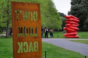 Tim Etchells, Shaikha Al Mazrou. Frieze Sculpture, The Regent's Park, London (14 September–13 November 2022). Courtesy Frieze.
